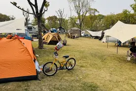 公园露营区：天幕越来越大，风绳屡屡绊人……有公园开始禁止，有道理吗？图片