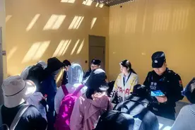 新疆喀纳斯：浓情端午好“警”色 守护平安“粽”是情图片