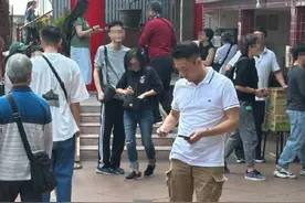 汪小菲低调现身，与妻子马筱梅带小玥儿祈福图片