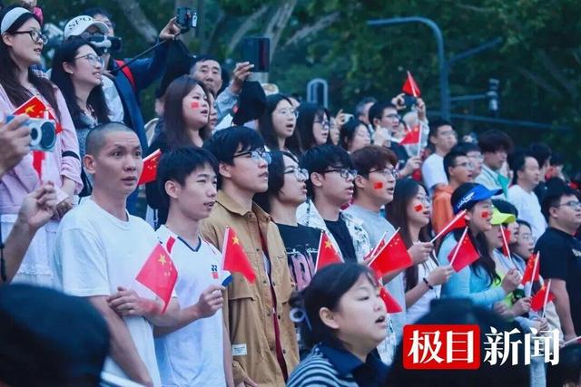 东湖游船载着国旗迎国庆，全国各地游客迎着朝阳“歌唱祖国”