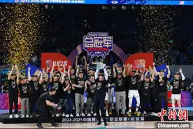 从浙江广厦男篮首座CBA总冠军奖杯中，可以看到什么？图片