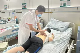 小孩哥玩书包致胸椎骨折！青少年学生的书包多重合适？图片