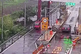 “老头乐”冲卡进入成雅高速，逆行后出车祸，两人当场死亡图片