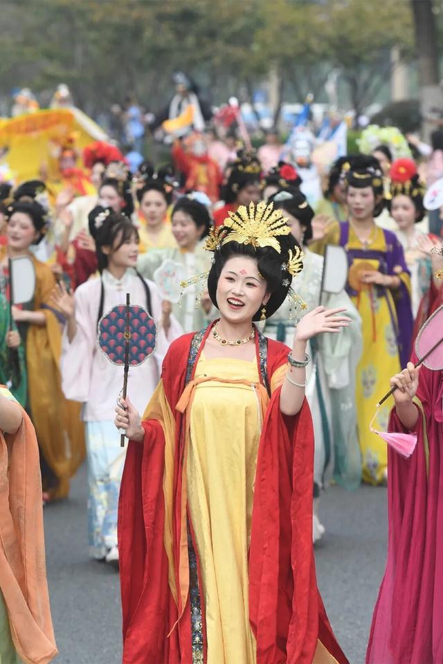 刚刚现身武汉街头，现场劲爆！“手机内存都不够用了”