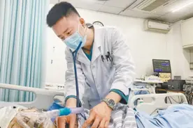 急诊医生15年春节在岗：“让患者随时找得到人”图片