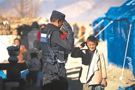 跨县救援 男孩向民警致敬 ——一张温暖照片背后的故事图片