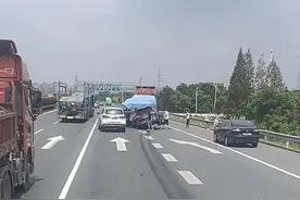 事发上海，一天两起！SUV“咬”住半挂车，轿车“钻”入货车尾部……图片