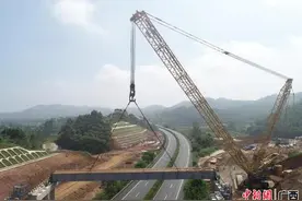 广西平岑高速公路金鸡北枢纽首节跨高速钢梁节段安装图片