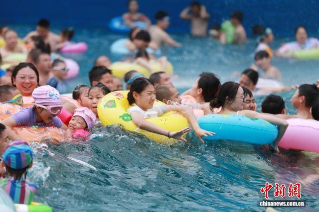 重庆：“秋老虎”发威 水上乐园开启“下饺子”模式