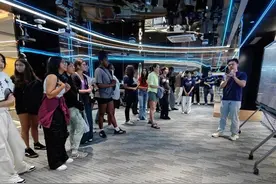 美国中学生遨游科创校园，畅谈AI未来图片