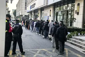 2025“蛇钞”兑换现场火爆，大学生爱上收藏，黄牛蹲点高价回收，转手价格即翻倍图片