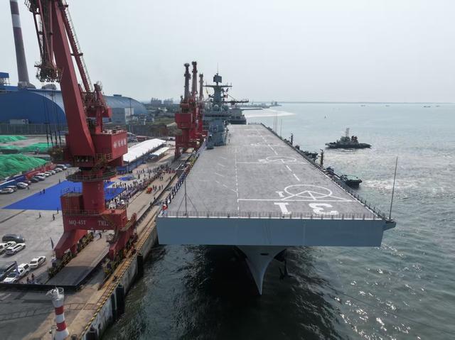 075型两栖攻击舰“湖北舰”官宣