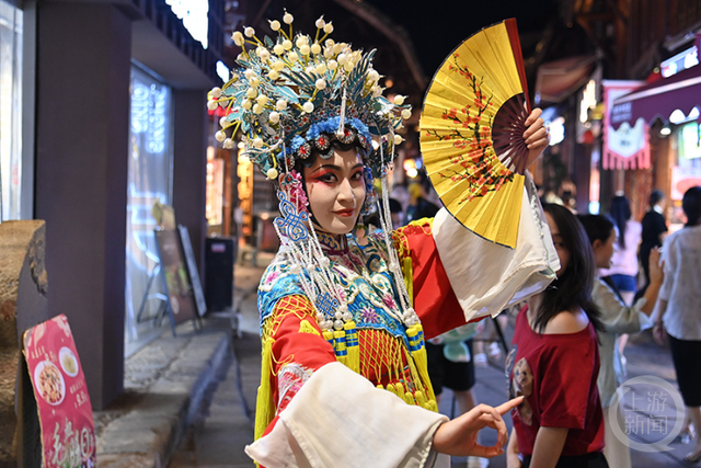 赏夜景游古镇
