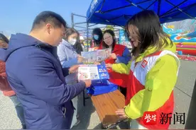 法治春风拂庙会，平安守护“烟火气”图片