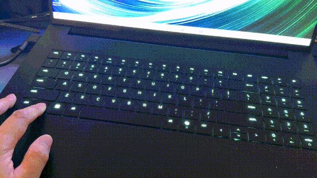 上手体验雷蛇灵刃18 2025：18英寸超薄游戏本天花板