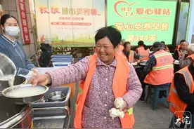 请环卫工人吃早餐，利辛县这家酒店已经坚持近一年图片