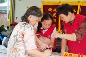 西乡街道：志愿者证现场办理即时领取图片