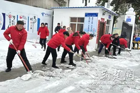 襄阳电信齐力上阵 破冰除雪保畅通图片