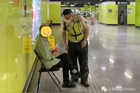 老人、男孩走散 乘客背包遗落 车站出手相助图片