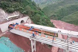 西昭高速公路首座特大桥梁体完成架设图片