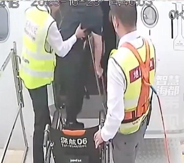 歌手郑智化发文道歉：“连滚带爬”是一时气愤的用词；此前其登机监控画面曝光，遭网友质疑