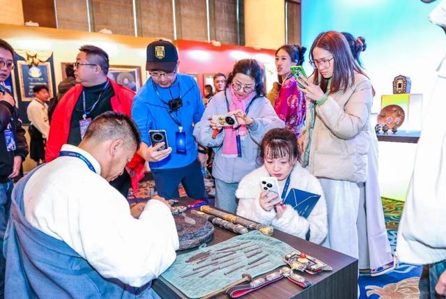 冬游甘孜不止于雪：摄影展定格大美，非遗展触摸匠心