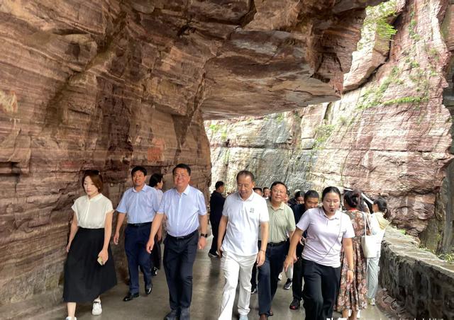 光影记忆与文旅新篇的交响，《举起手来》主创20年后重聚新乡南太行