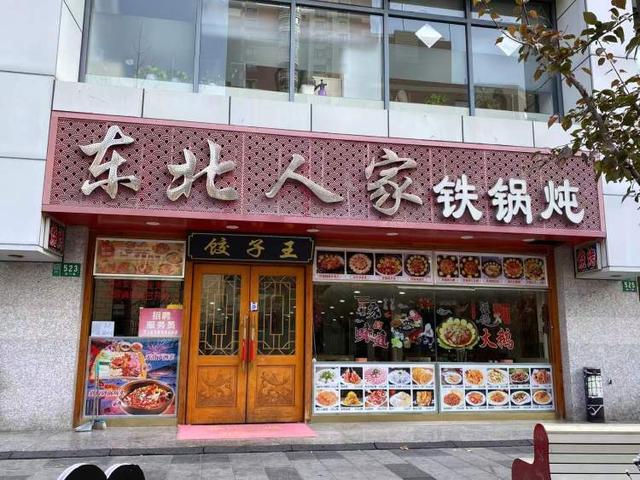 局门路落叶余额不足！市民寒风中打卡满地落叶美景，街头烟火美食也别错过