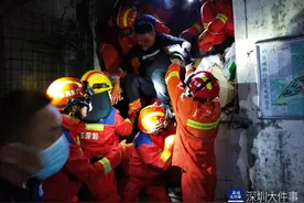 深圳一货车撞入便利店内致2人受伤，司机称系因刹车失灵图片