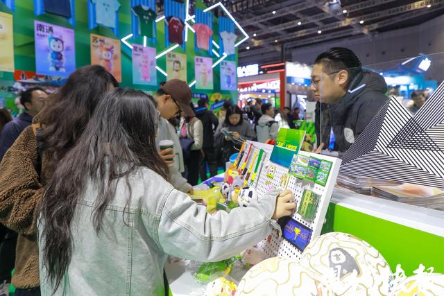 苏超元素闪耀长三角文博会！江苏展区解锁“体育+文旅+科技” 新玩法