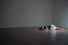 看不见的荆棘：被忽视的女性疼痛图片
