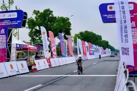 鸣笛开赛！首日专业赛，燃动流村图片