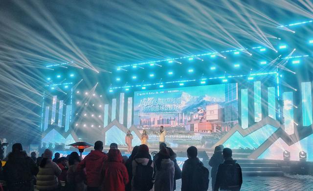 “机甲杜甫”漫步西岭雪山！2025成都市冬季文旅消费季暨第26届西岭雪山南国冰雪季启动