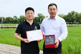 他在稻田里收到人大首封博士研究生录取通知书图片