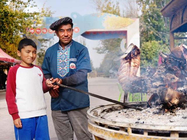 “最美的风景就在家门口”！新民晚报“海派文化大篷车”驶入泽普乡村