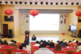 “新课标”闭卷考 光谷三小测试教师学科素养图片