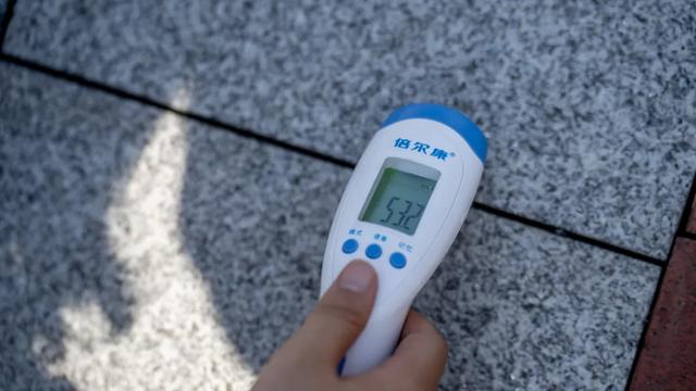 记者实测长沙共享单车座椅逼近60℃