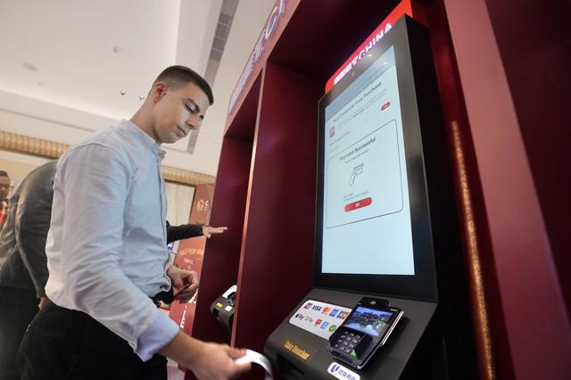 “付款太丝滑了”！外国游客在京消费有了“傻瓜机”