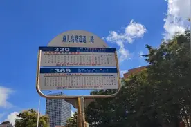 暖心一幕！小伙雨中伸援手，78岁大爷念念不忘图片
