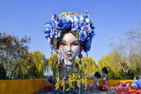 雨荷花灯现身大明湖畔，将在迎春花灯会上点亮图片