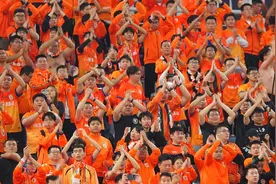 中超收官战泰山队2：1胜梅州客家，终场后球迷向球队欢呼致意图片