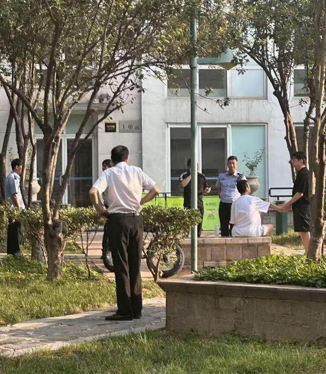 演员于朦胧被传坠楼，《长夜行》制作公司回应：听到消息都蒙了，目前联系不上他和经纪人