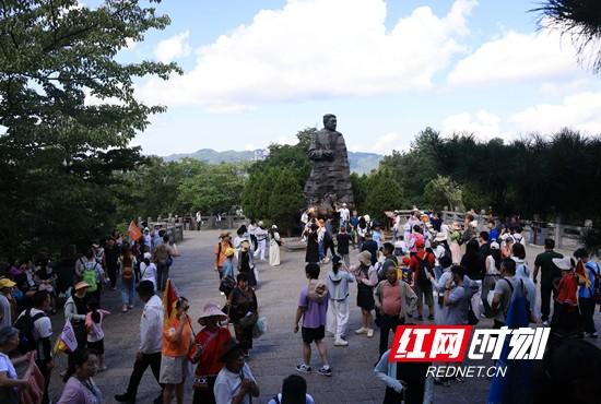 张家界国家森林公园天子山游人如潮 （组图）