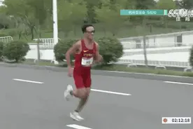 这气势绝了！最后冲刺，他跑出“表情包”！图片