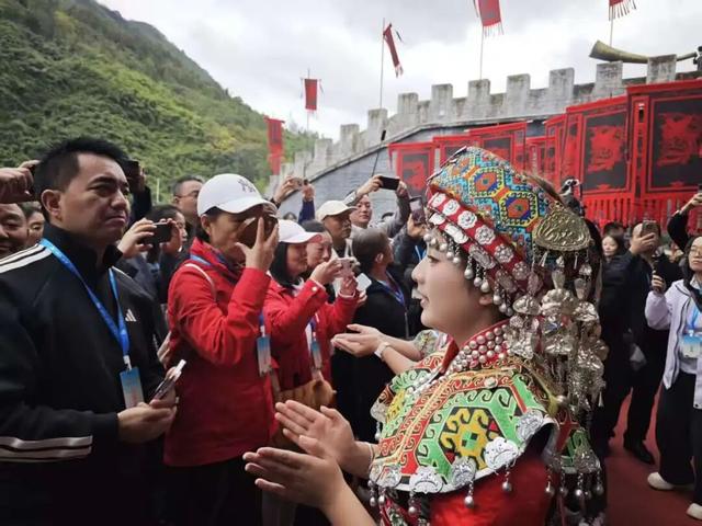 红色、生态、文化！这场龙山深度行，让嘉宾考察团“心动”了