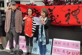 台湾教育界人士和民众走上街头要求重修现行课纲图片