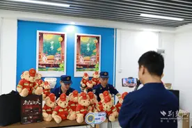 “火焰蓝”守护青春梦 大学消防安全课热情开讲图片