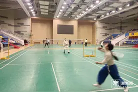 满员！春节不打烊，杭州多个体育馆免费开放，有人带着全家来锻炼图片