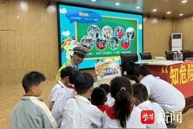欢乐“六一” ，交警“有礼”，徐州交警为孩子送上安全“大礼包”图片