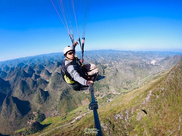 高铁开通带来新机遇!黔西南兴义市龙荫山滑翔伞飞行基地做好准备迎接客人